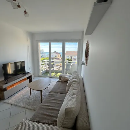 Apartment Traversant Vue Et Etang